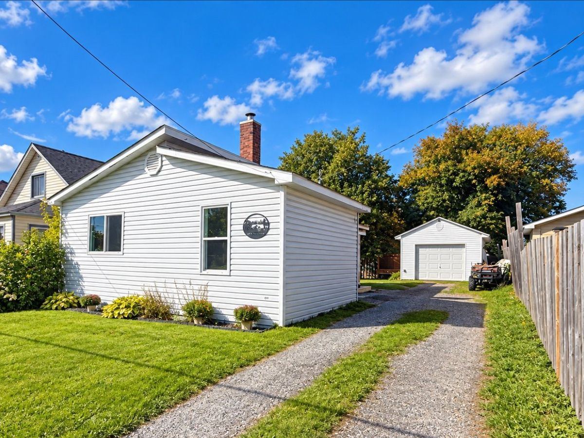 Detached 1.5 Storey in Timmins, photo 2 of 20