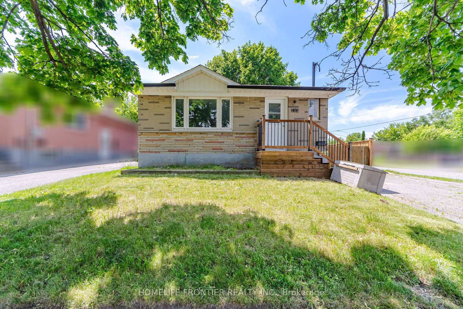 Detached Bungalow in Oshawa, photo 2 of 20