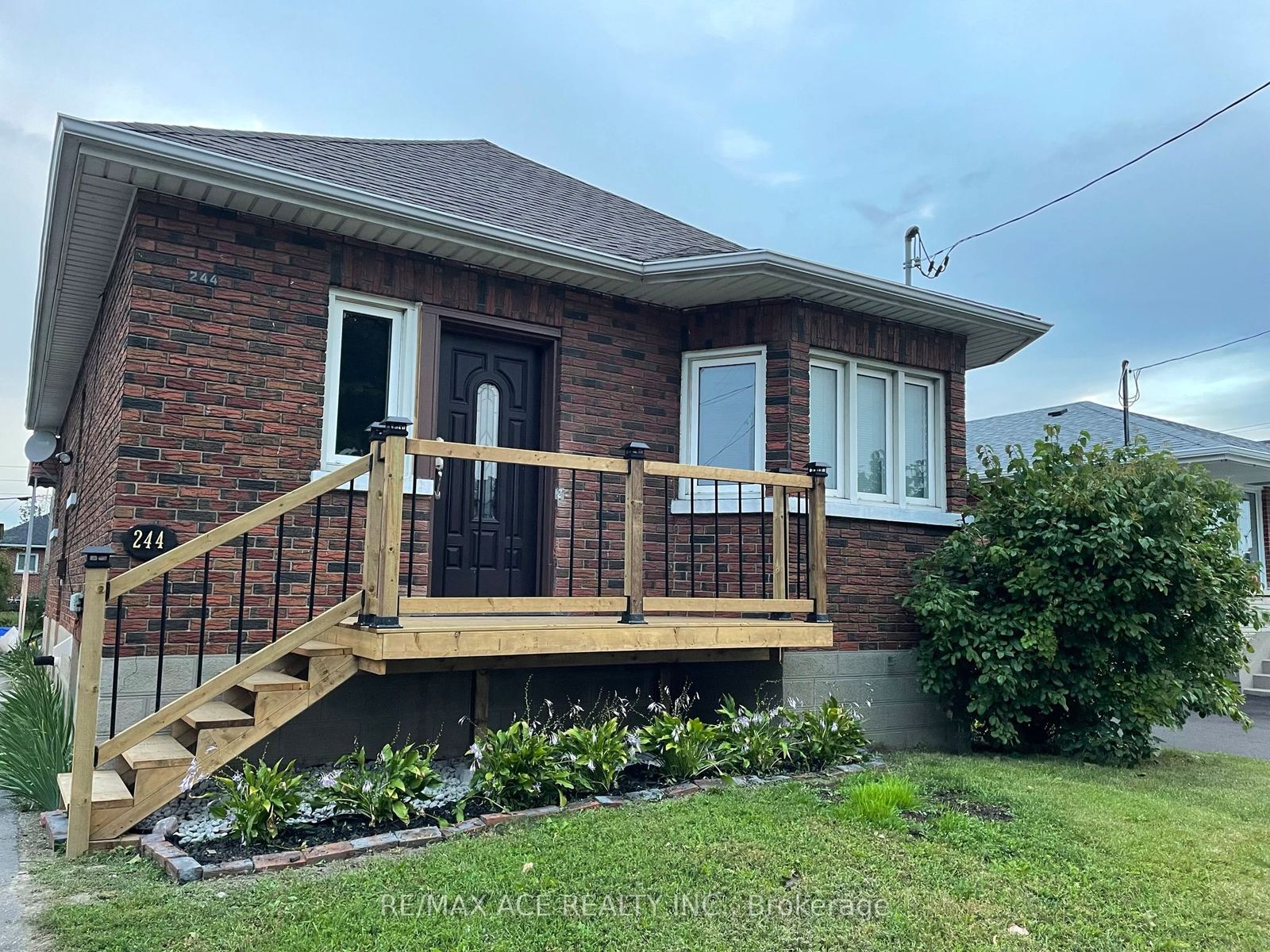 Detached Bungalow in Oshawa, photo 3 of 20