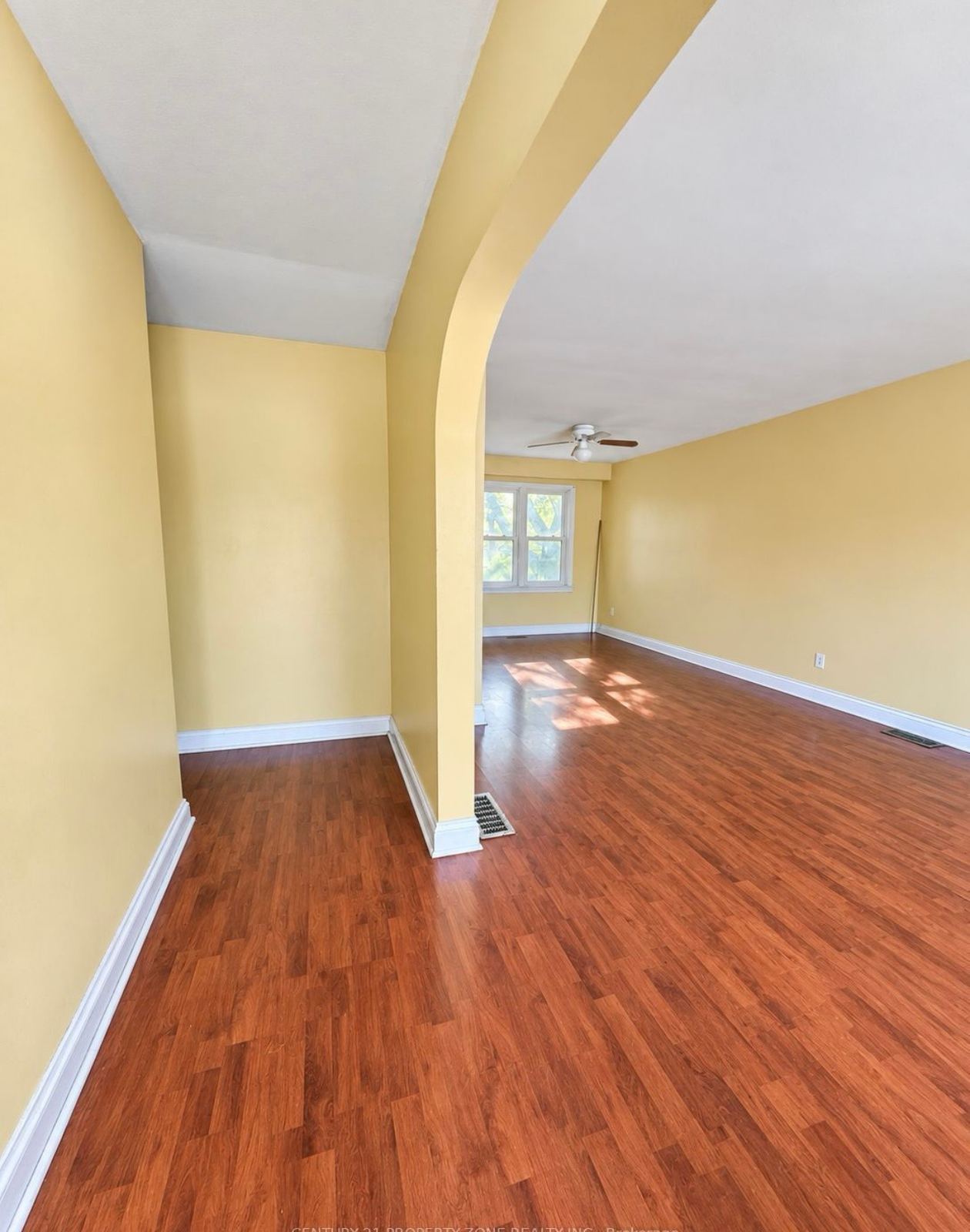 Detached Bungalow in Oshawa, photo 4 of 20