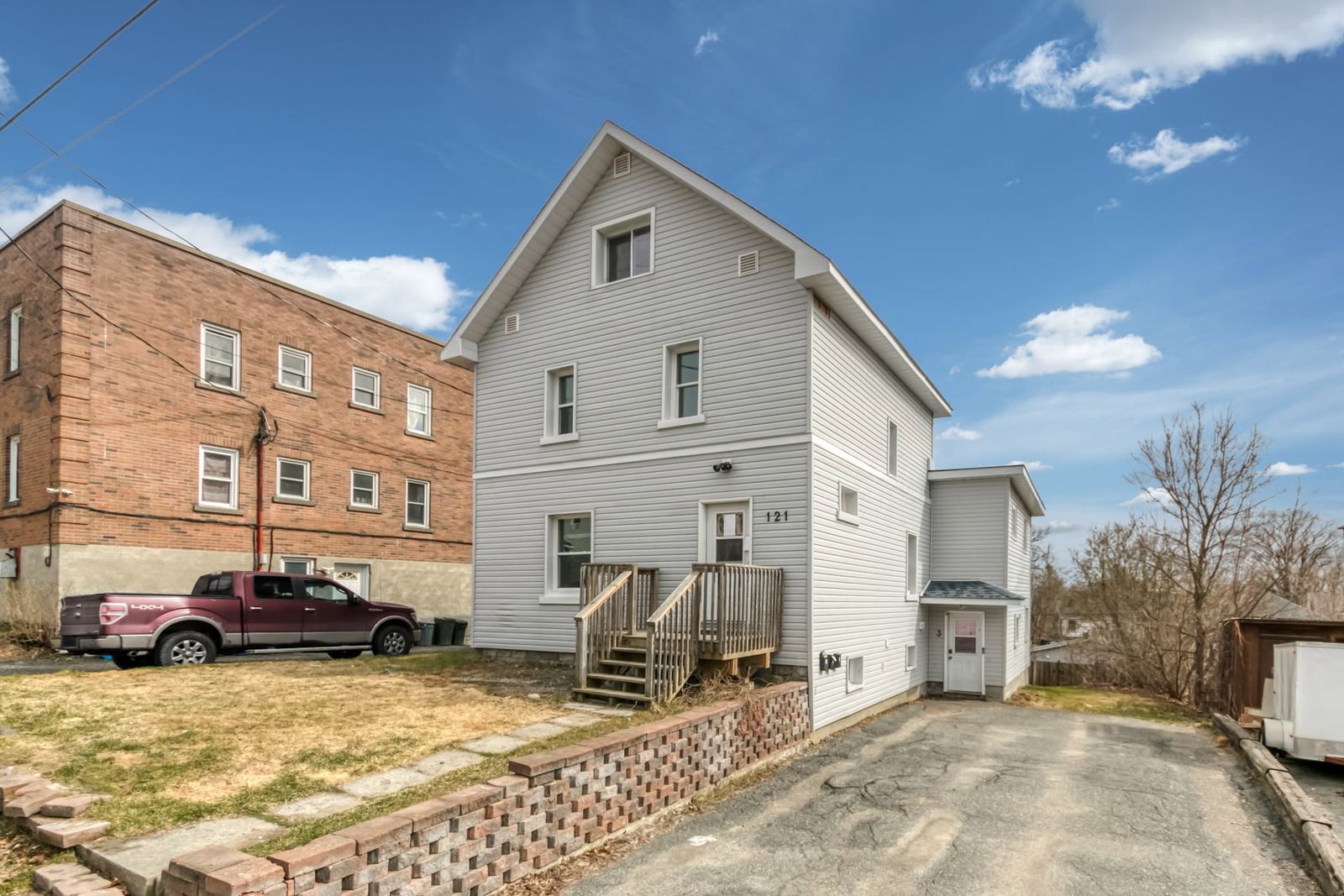 Detached Triplex in Sudbury, photo 2 of 20